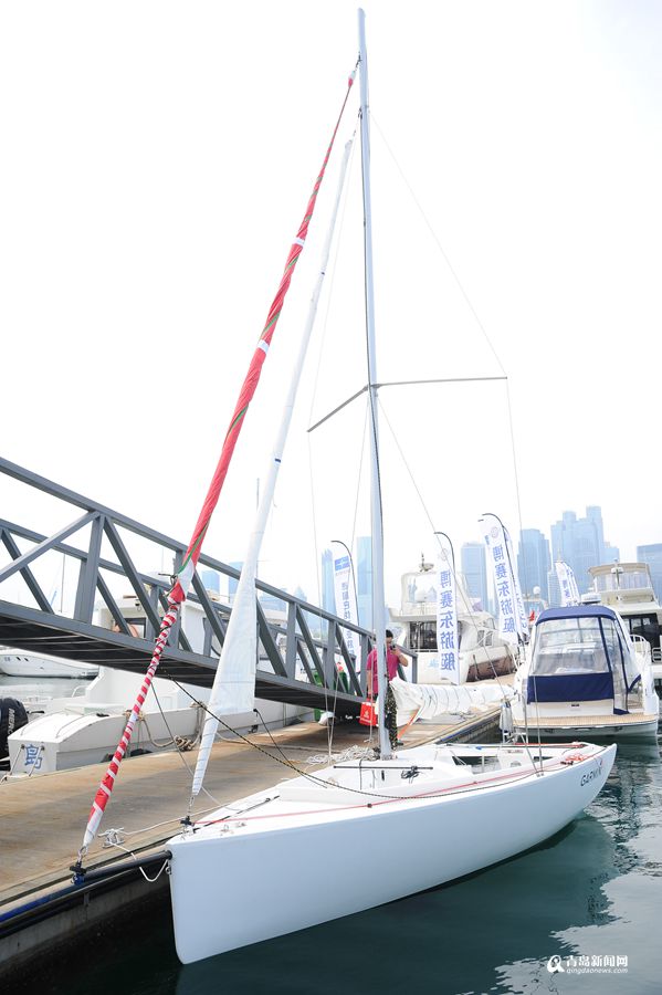 高清：实拍青岛造家庭帆船 满载10人售价20万