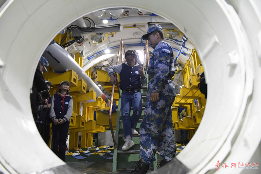 揭开神秘面纱 一个月6400人围观中国首艘核潜艇