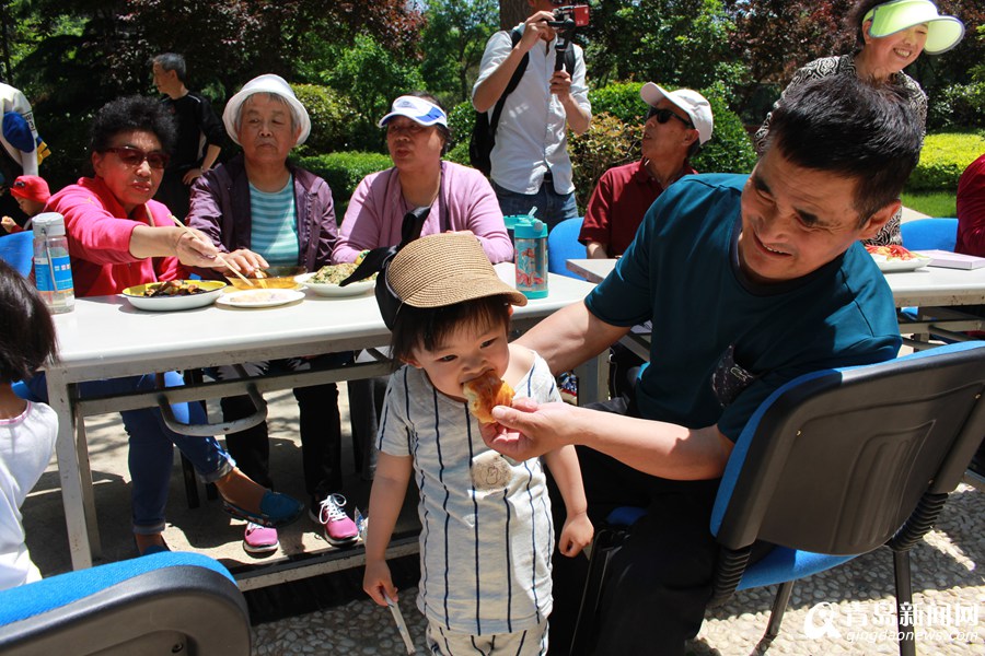 高清：青岛邻里百家宴开席 50余户居民享美食