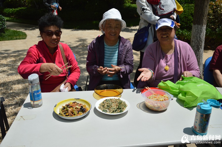 高清：青岛邻里百家宴开席 50余户居民享美食