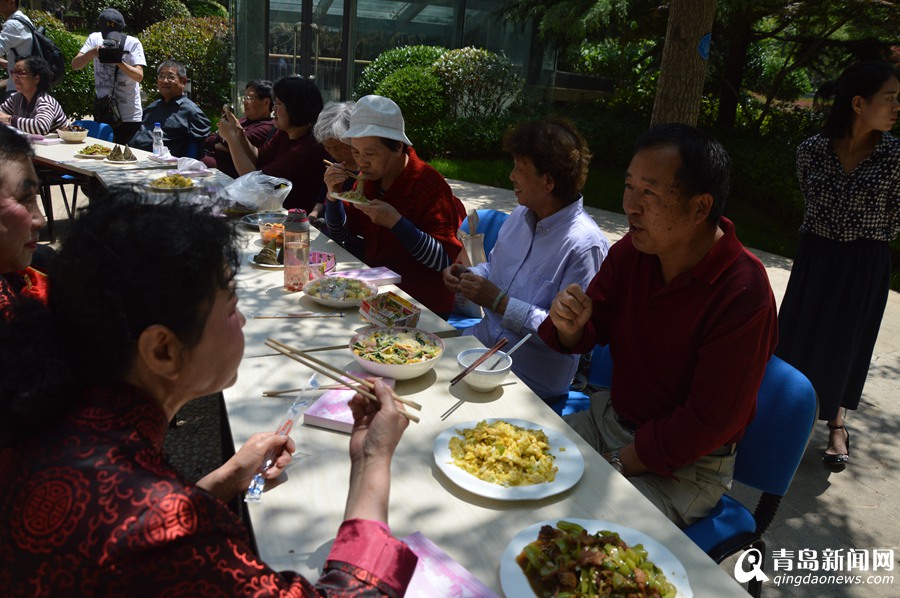 高清：青岛邻里百家宴开席 50余户居民享美食