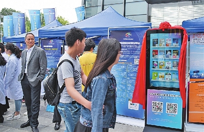青岛首个移动科技图书馆亮相 扫码即可阅读