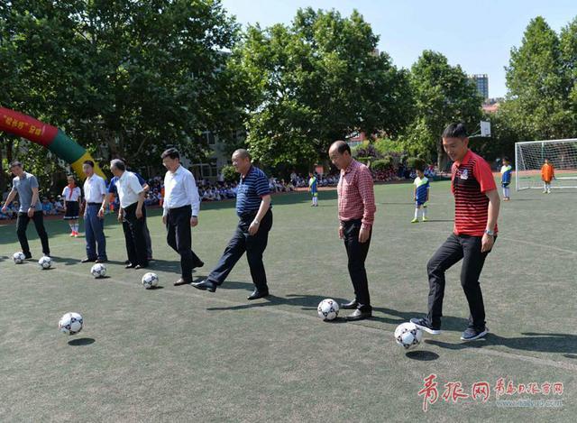 青岛足球界四大名宿现身四方实验小学
