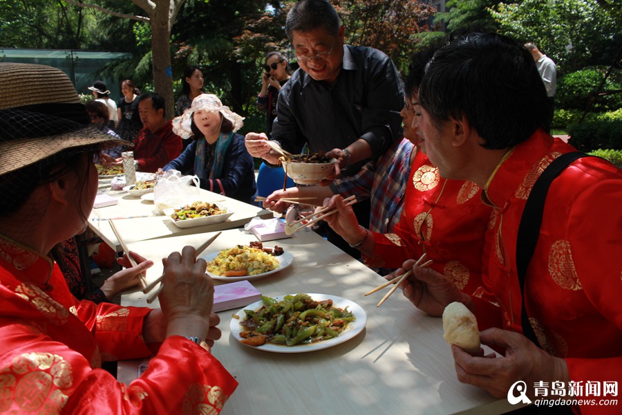 高清：青岛邻里百家宴开席 50余户居民享美食