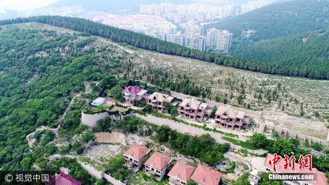 济南别墅群依山而建 烂尾建筑闲置数十年(图)