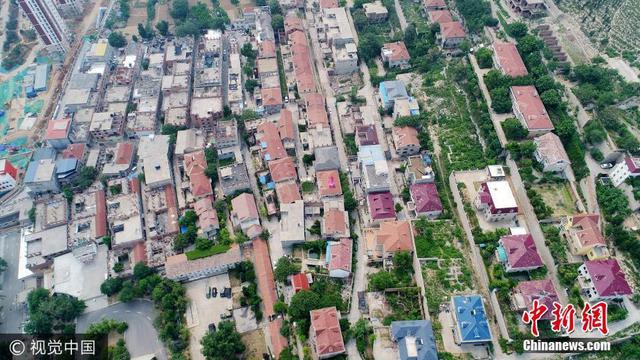 济南别墅群依山而建 烂尾建筑闲置数十年(图)