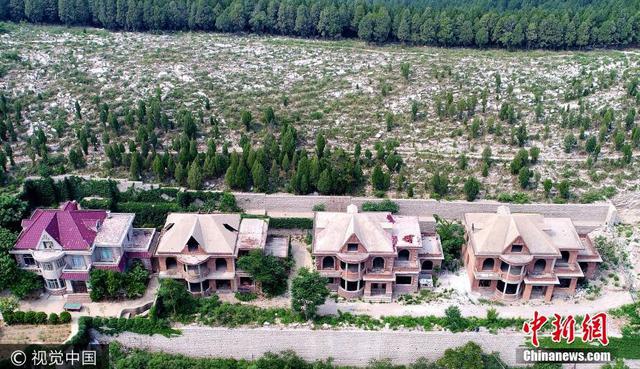 济南别墅群依山而建 烂尾建筑闲置数十年(图)