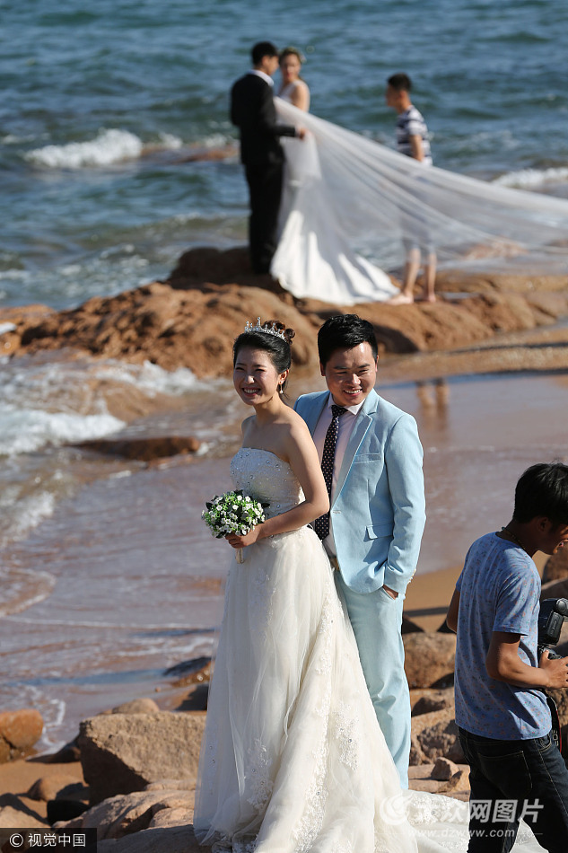众新人扎堆青岛海水浴场拍摄婚纱照