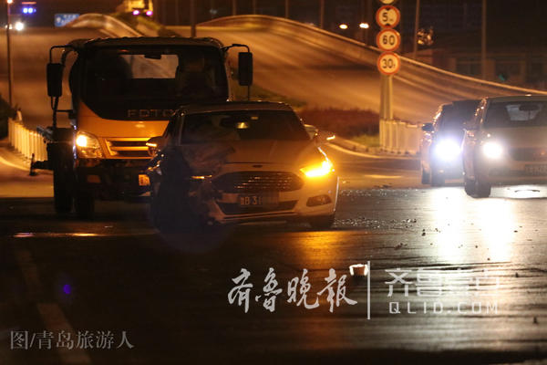 海尔路两车相撞 白色轿车后轮险些被撞飞