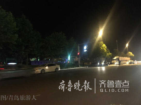 海尔路两车相撞 白色轿车后轮险些被撞飞