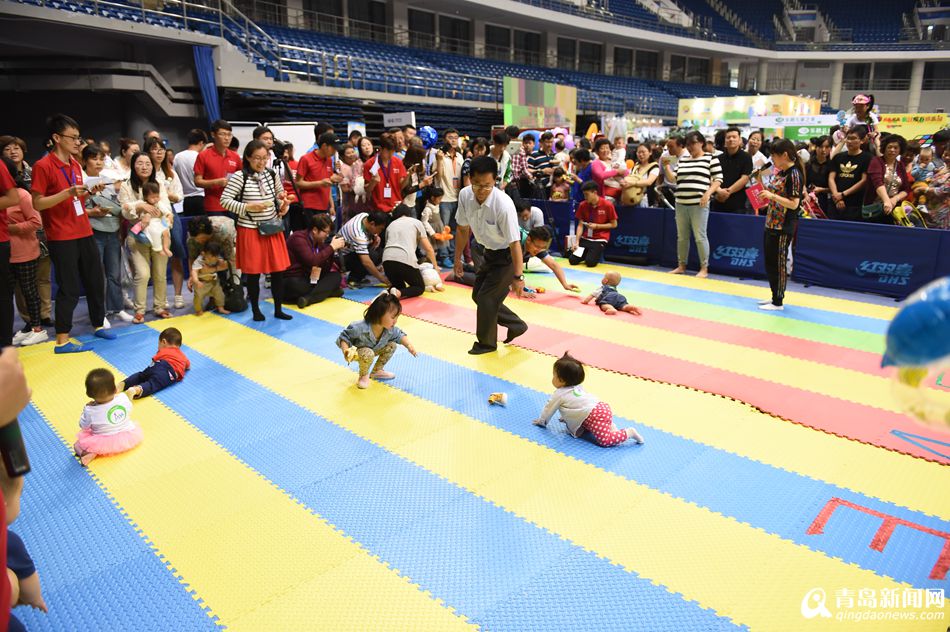 实拍青岛童博会 宝宝爬行赛爆火萌娃抢镜(图)