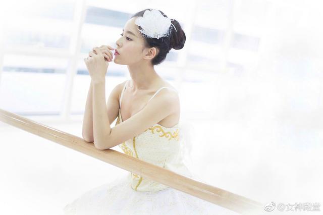 芭蕾少女舞蹈房练功照