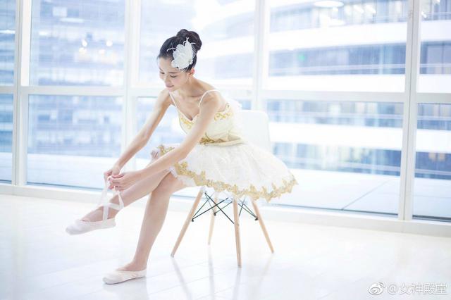 芭蕾少女舞蹈房练功照