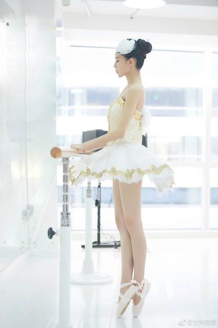 芭蕾少女舞蹈房练功照