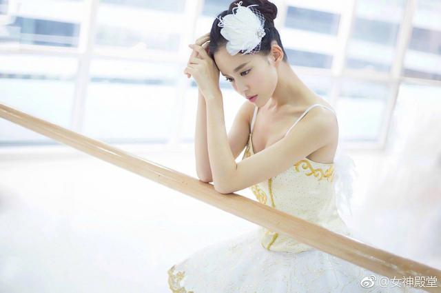 芭蕾少女舞蹈房练功照