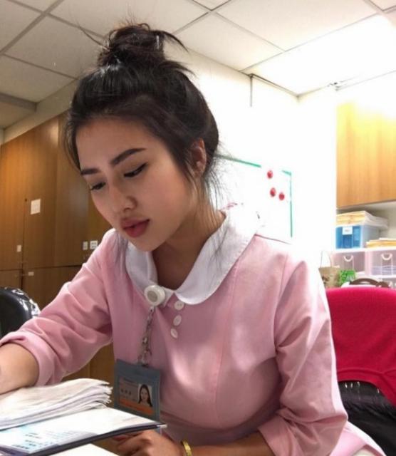 台湾23岁女护士carina linn白天是台北一家医院温柔甜美的护士,在下班