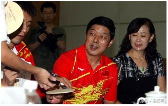 张继科发微博母亲年轻照片 网友：青岛大美女