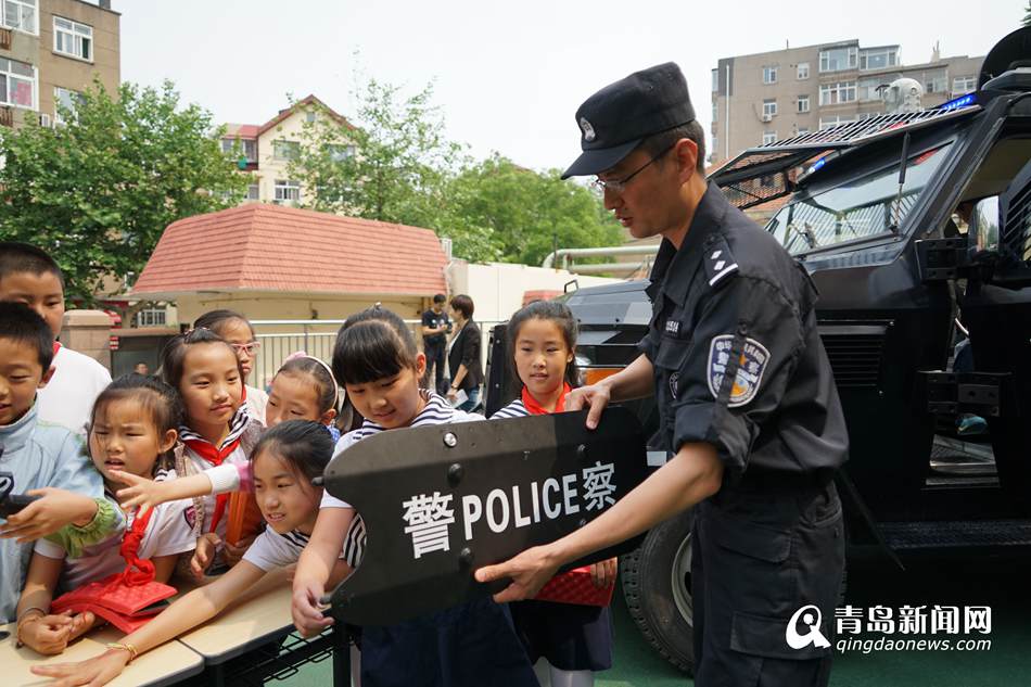 高清：青岛特警走进校园 反恐演练逼真似大片