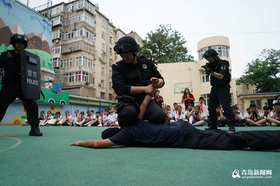 高清：青岛特警走进校园 反恐演练逼真似大片