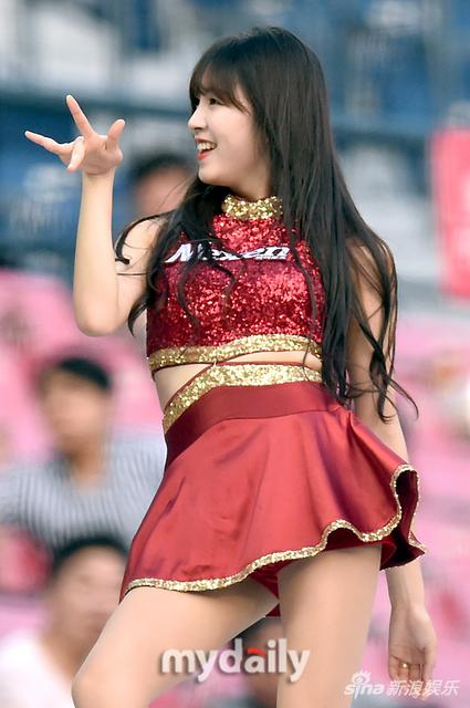 韩国啦啦队热舞助阵棒球赛 翘臀长腿性感撩人