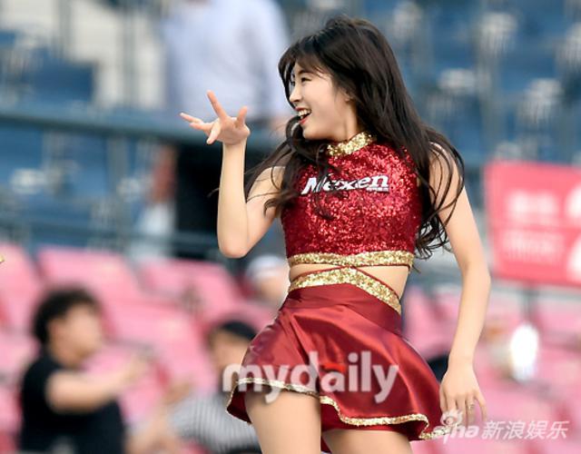 韩国啦啦队热舞助阵棒球赛 翘臀长腿性感撩人