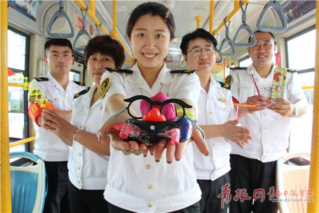 公交车上现“回忆杀” 这些玩具别说你没玩过