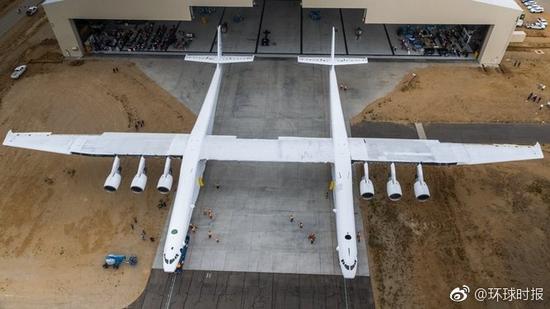 全球最大飞机下线 双机身设计可用于火箭发射