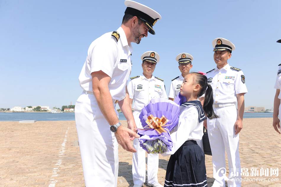 新西兰海军“特卡哈”号护卫舰访问青岛