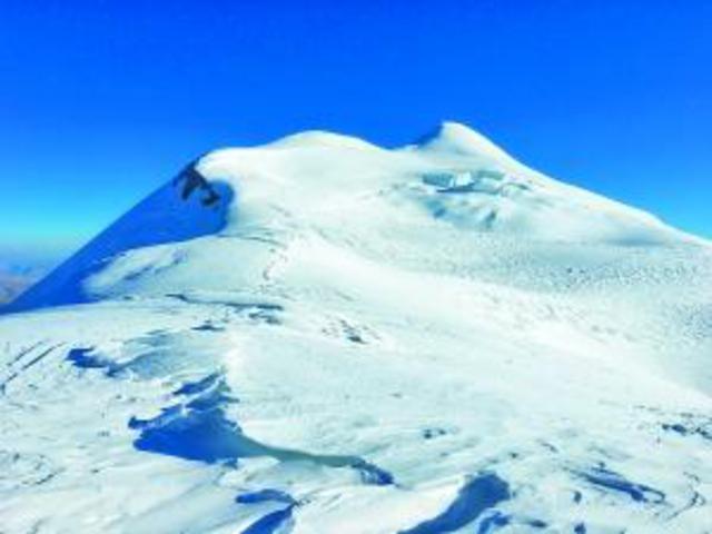 小伙因一次徒步辞职投身登山 两年登顶16座雪山