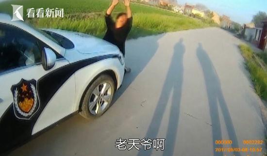 “女村霸”撒泼当众小便 尿不出还怪警察