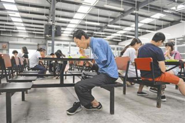 无臂大学生当电竞主播:双脚熟练控制键盘鼠标 无臂大学生当电竞主播:双脚熟练控制键盘鼠标