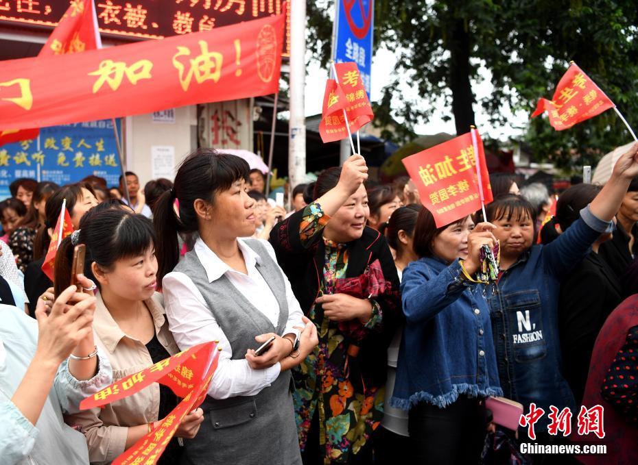 毛坦厂中学考生出发 万余民众冒雨相送