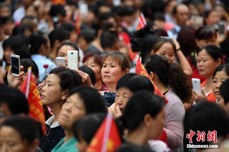 毛坦厂中学考生出发 万余民众冒雨相送