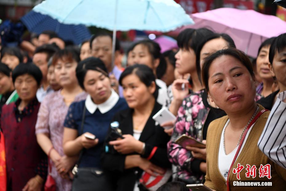 毛坦厂中学考生出发 万余民众冒雨相送