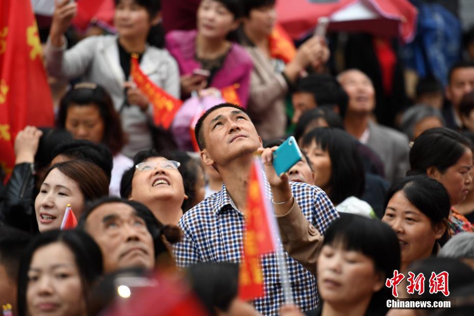 毛坦厂中学考生出发 万余民众冒雨相送