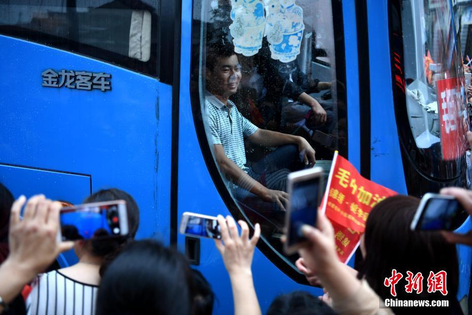 毛坦厂中学考生出发 万余民众冒雨相送