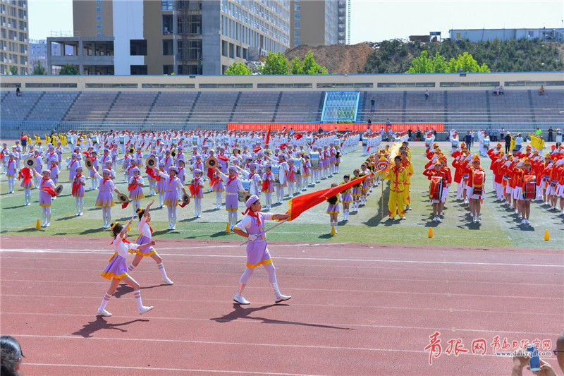 真帅气 青岛千余名小鼓号手花式比拼