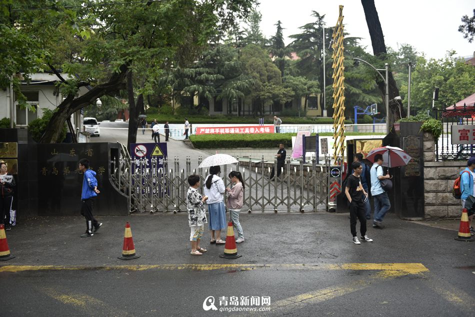 家长考生冒雨看考场 今年增人脸识别系统(图)