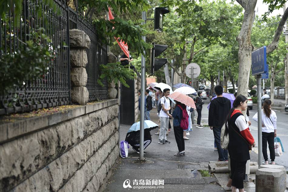 家长考生冒雨看考场 今年增人脸识别系统(图)