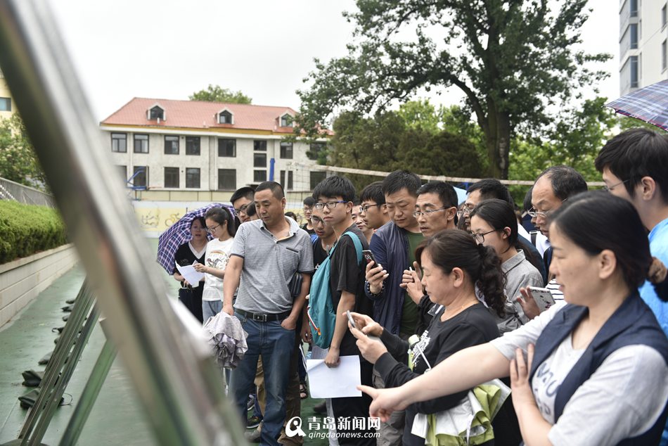 家长考生冒雨看考场 今年增人脸识别系统(图)