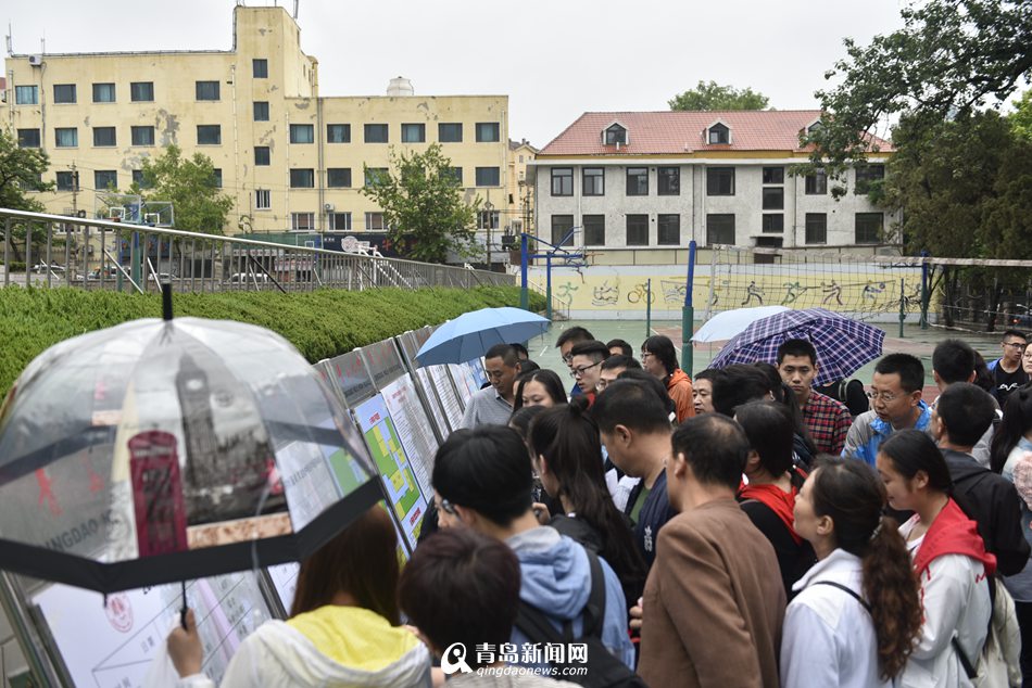 家长考生冒雨看考场 今年增人脸识别系统(图)