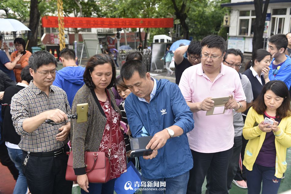 家长考生冒雨看考场 今年增人脸识别系统(图)