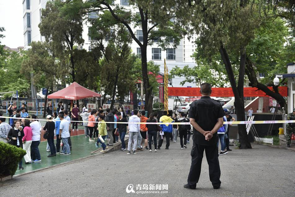 家长考生冒雨看考场 今年增人脸识别系统(图)