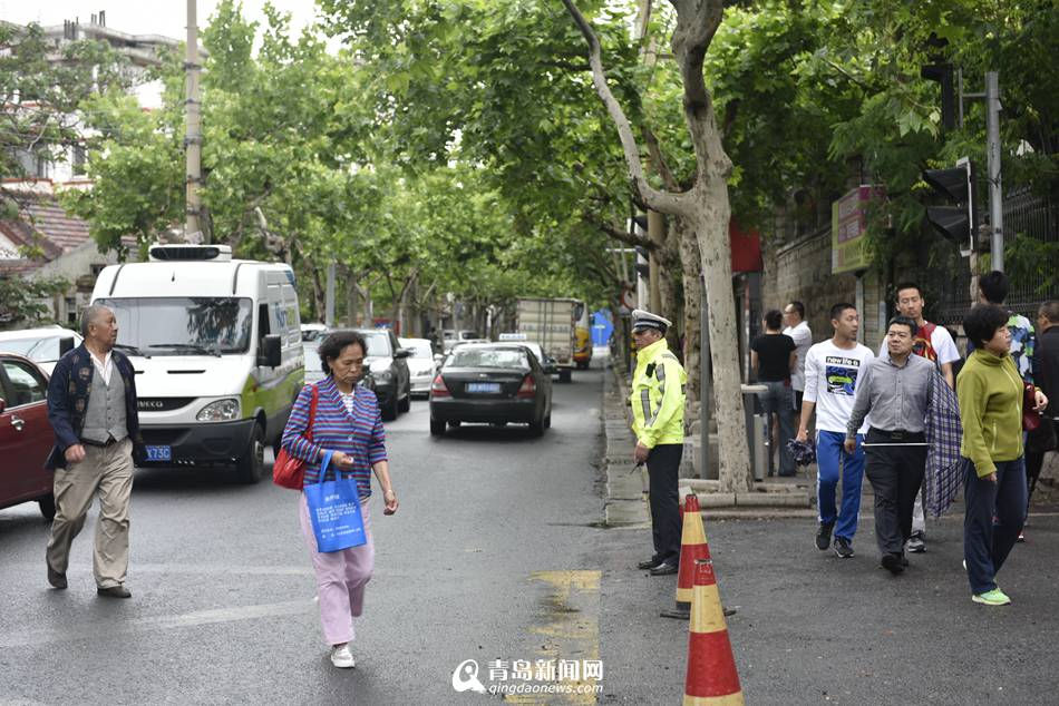 家长考生冒雨看考场 今年增人脸识别系统(图)