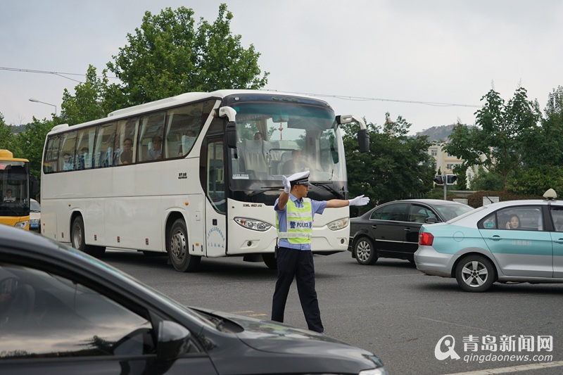 高清:高考安保严阵以待 交警开道特警持械巡逻