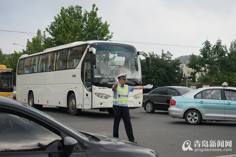 高清:高考安保严阵以待 交警开道特警持械巡逻