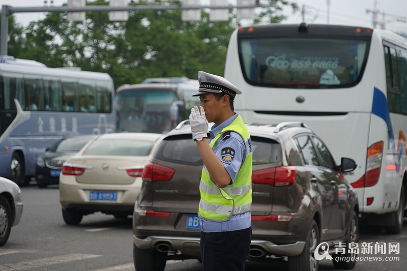 高清:高考安保严阵以待 交警开道特警持械巡逻