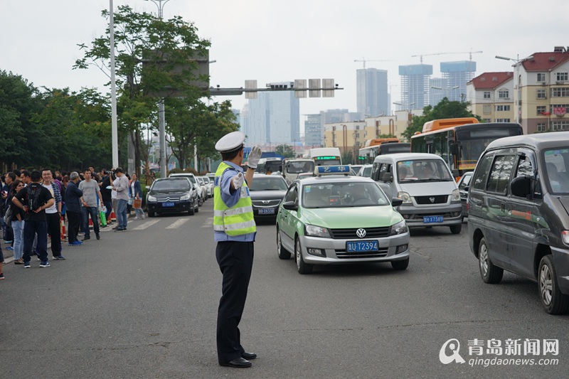 高清:高考安保严阵以待 交警开道特警持械巡逻