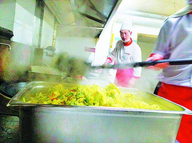 备餐：考点食堂昼夜忙 午餐提供8菜2汤5面食