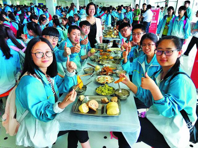 备餐：考点食堂昼夜忙 午餐提供8菜2汤5面食